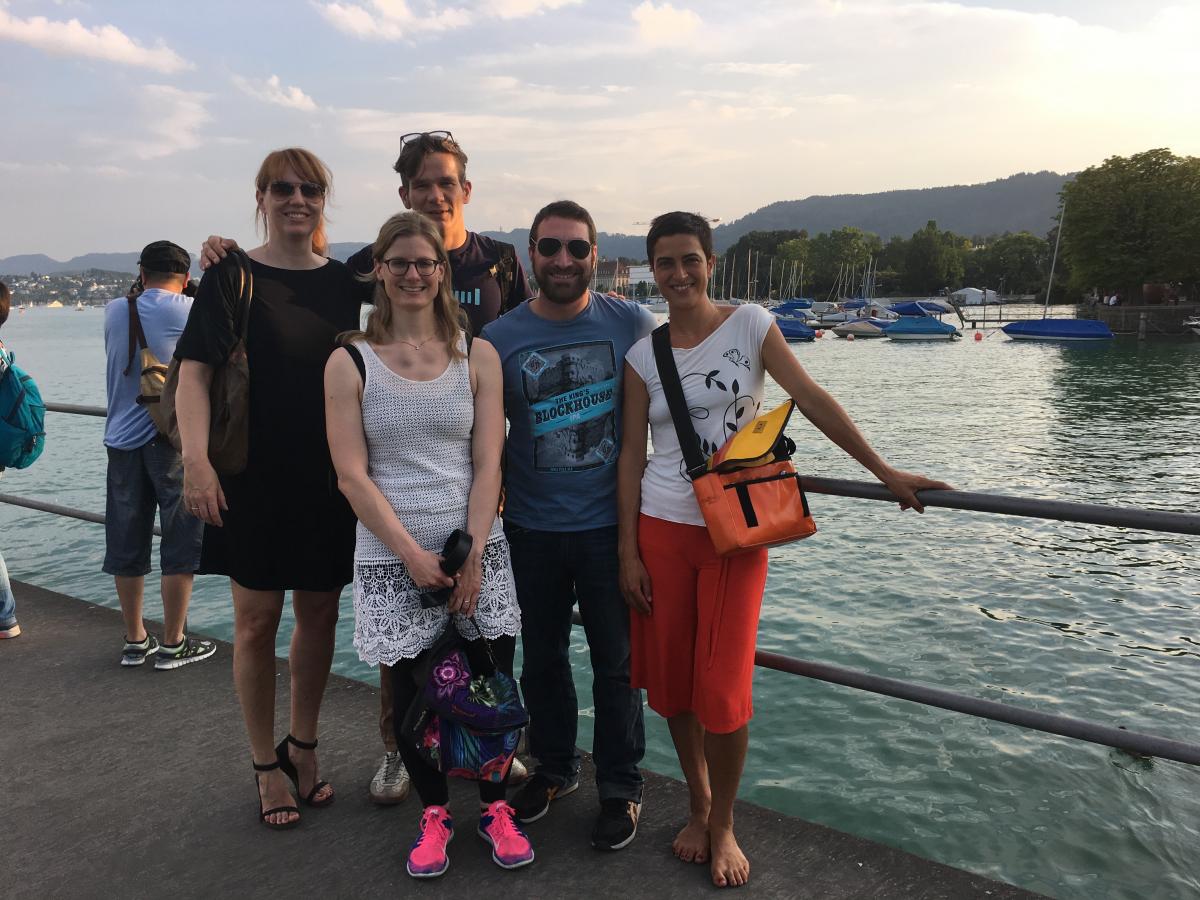 Das fast vollständige Amazee Metrics Team am Zürichsee mit Evelyn, Christina, Sierd, Jonathan und Nil.