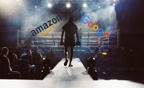 Ein Boxer ist auf dem Weg in den Ring. Neben ihm befinden sich die Logos von Amazon und Google.