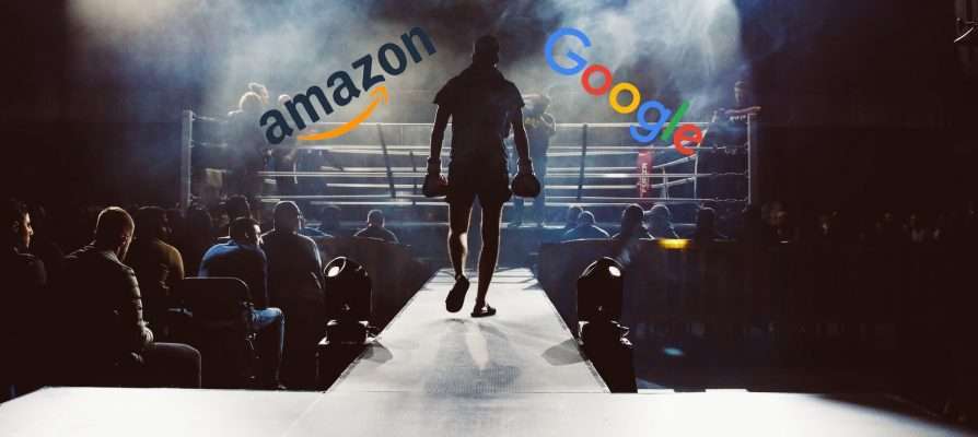 Ein Boxer ist auf dem Weg in den Ring. Neben ihm befinden sich die Logos von Amazon und Google.