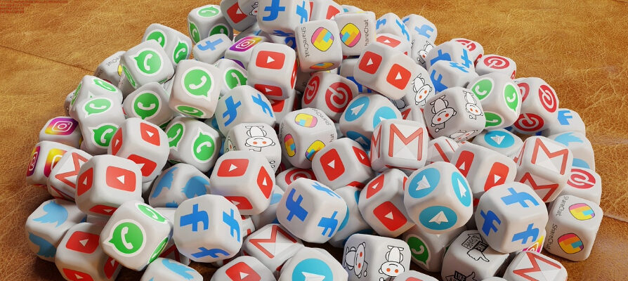 Haufen von Würfle mit diversen Social Media Logos
